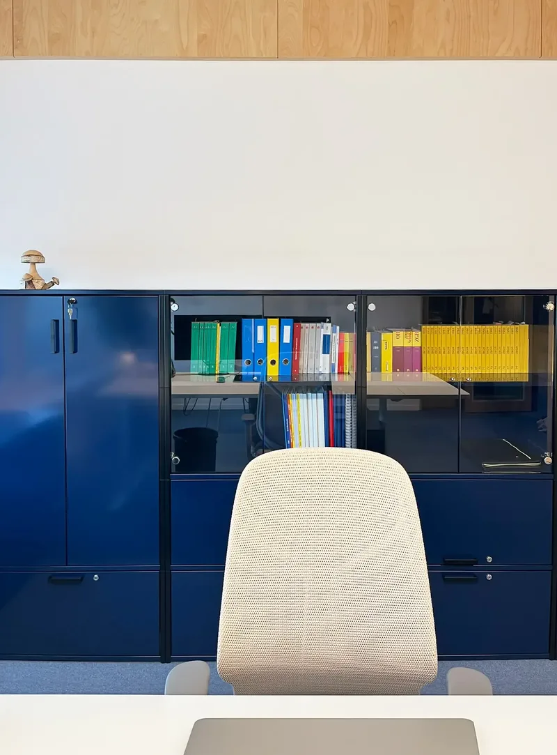 eQ Module mit Vitrine und integriertem Garderobenschrank