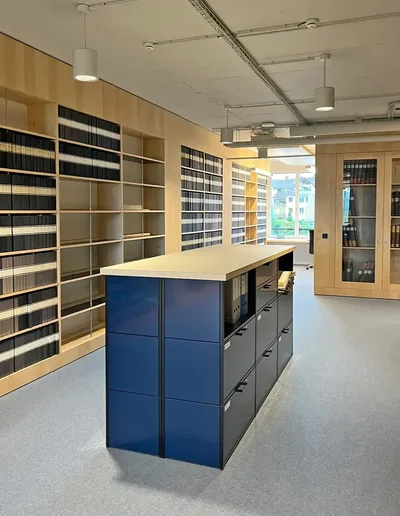 Arbeitsinsel aus 3x3 Standardmodulen mit Ausschwenkklappen, offenen Tablaren und Schubladen