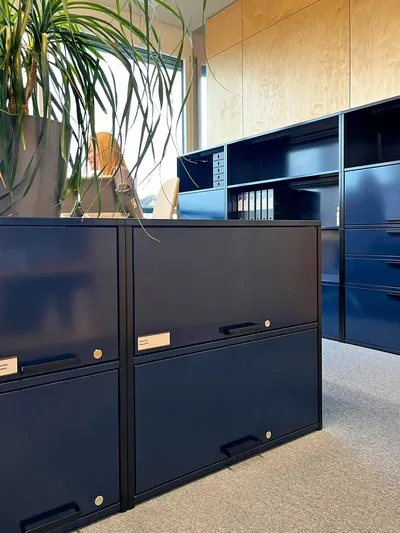 Module mit zwei Ordner-Höhen werden als Sideboard zur seitlichen Abgrenzung