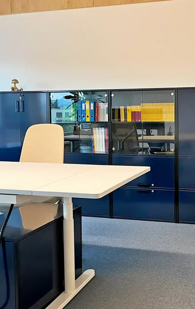 Höhenverstellbare Bürotische mit sanften Rundungen und Anbauplatte