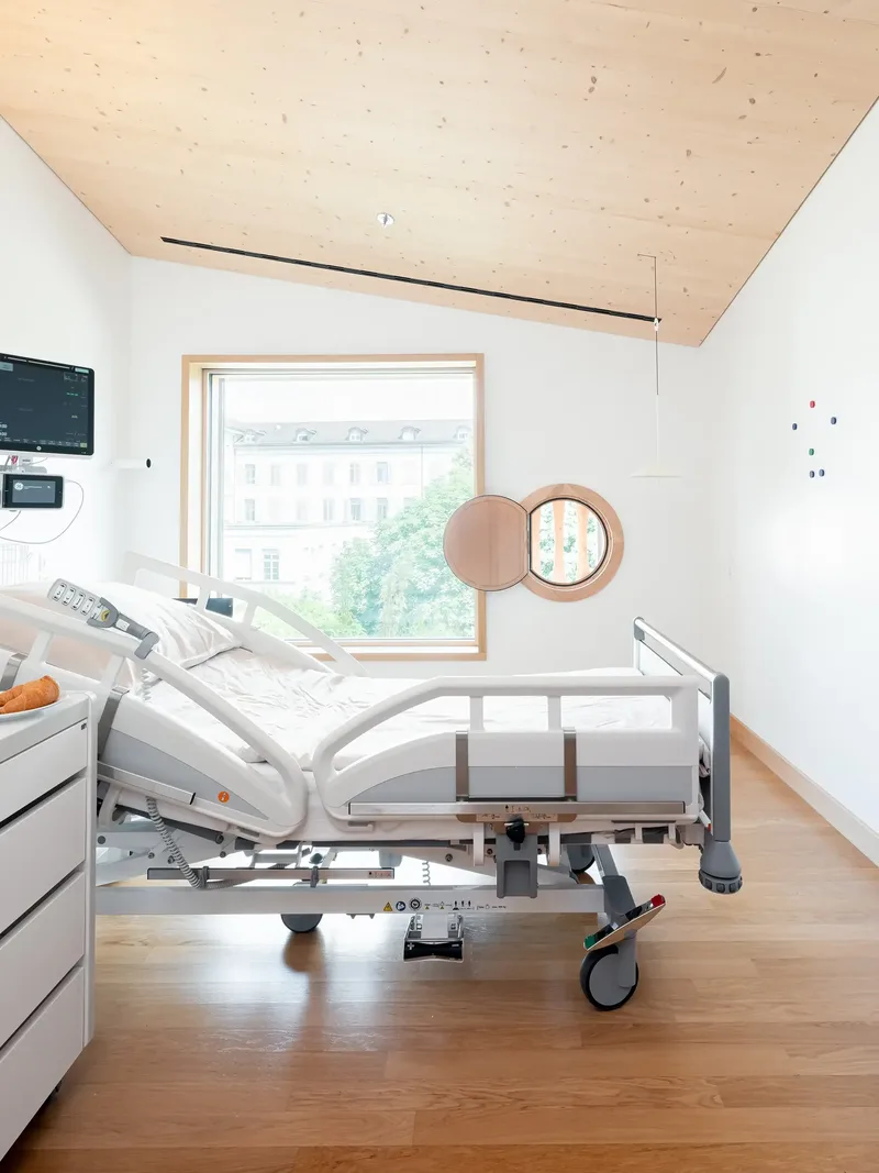 Spitalbett «Evario» mit Nachttisch