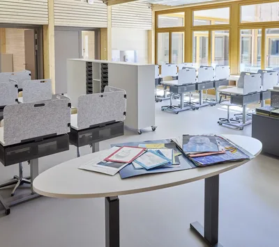 Tisch 4722 mit ellipsenförmiger Tischplatte