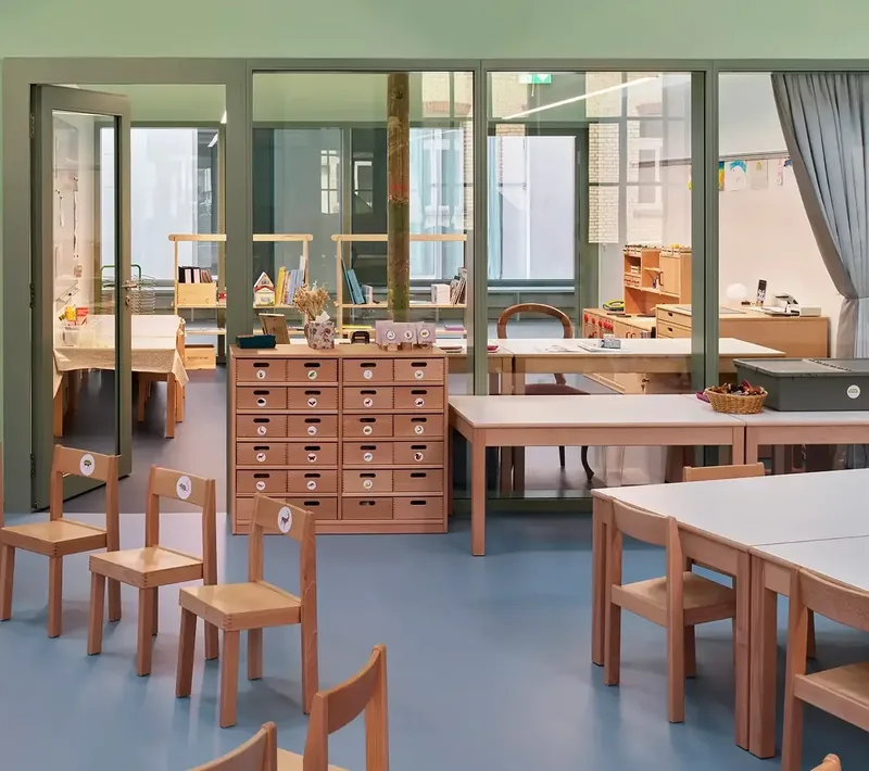 Regale mit Schubladen aus Holz
