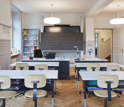 Säulentafel mit Display höhenverstellbar