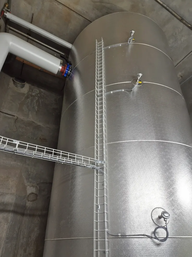 Der riesige Tank hält 15'000 Liter Wasser stetig warm